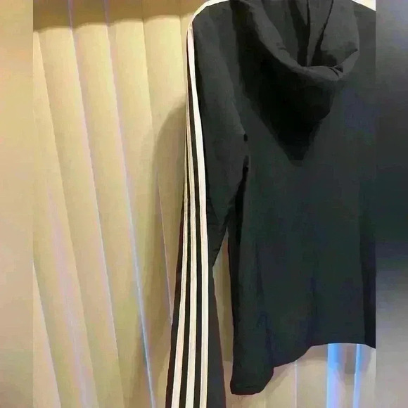 ADIDAS Men's blue Essentials 3-Stripes
Windbreaker. Perfect condition size SMALL - Picture 5 of 13